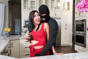 Nữ sinh mặc trang phục JK đích thực! Lần đầu tiên đi biển, ngoại hình siêu cao, hai bầu ngực trắng mịn, váy được vén lên để lộ ra bộ phận sinh dục không có lông, lỗ cận cảnh rất khít