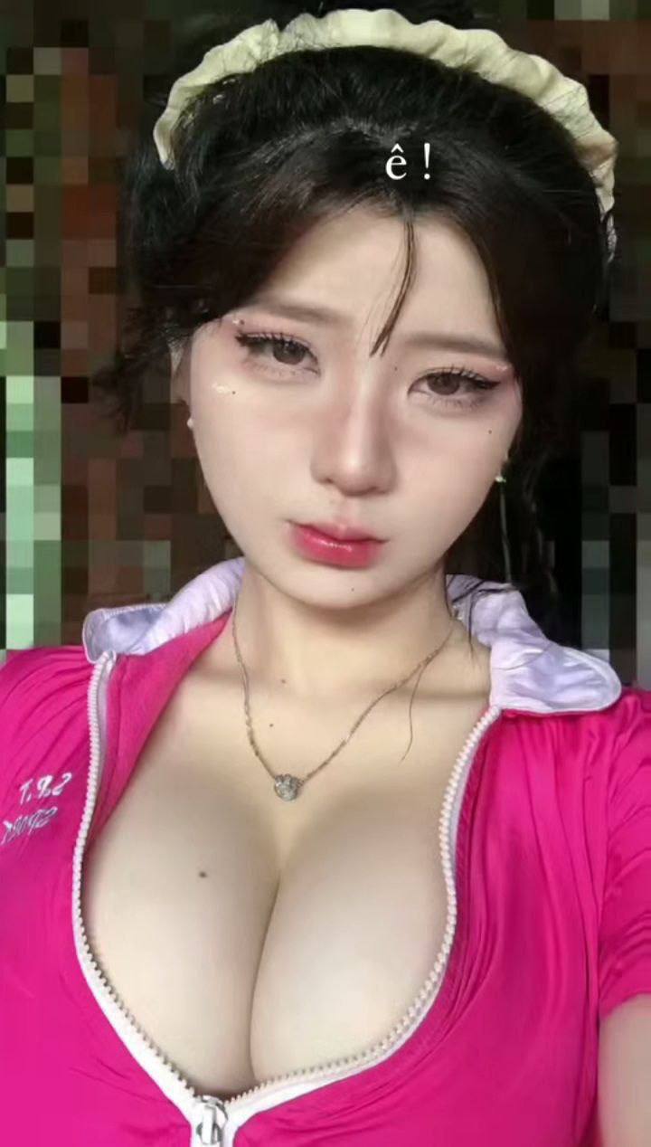 Anh trai làm tình người yêu khi phát hiện thường live stream khoe vú trên douyin